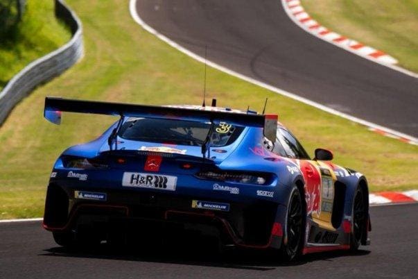 Max Verstappen Nürburgring yarışında aracının içinde, kaskı takılı ve yarışa odaklanmış durumda.