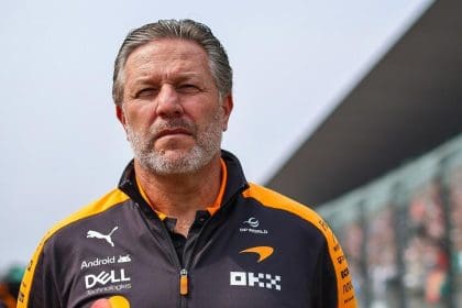 Zak Brown'ın Mercedes Alpine ortaklığı konusundaki endişelerini dile getirdiği fotoğraf.