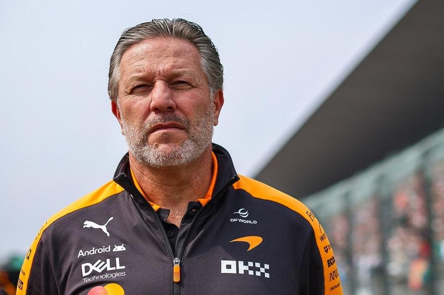 Zak Brown'ın Mercedes Alpine ortaklığı konusundaki endişelerini dile getirdiği fotoğraf.