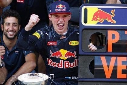Max Verstappen zaferi sonrası podyumda sevinirken, İspanya GP, 2016