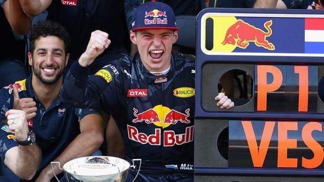 Max Verstappen zaferi sonrası podyumda sevinirken, İspanya GP, 2016