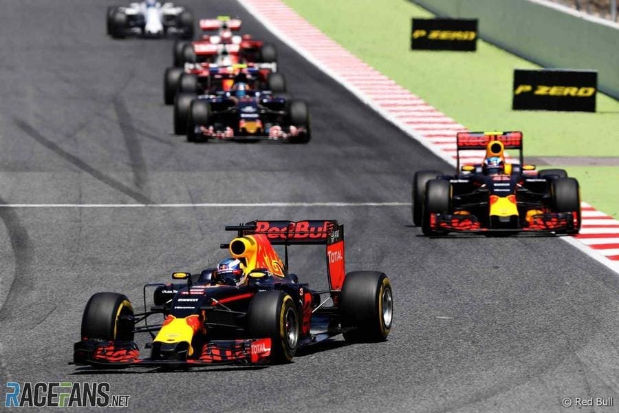 Daniel Ricciardo 2016 sezonunda kullandığı F1 aracıyla pistte, Malezya GP