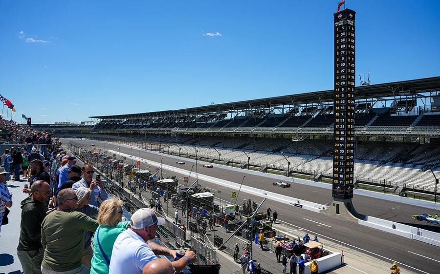2026 Indy 500 yarışında 佐藤琢磨'nın aracı pistte