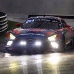 Max Verstappen Nordschleife'de gece yarışında zorlu hava koşullarına rağmen harika bir performans sergiliyor.