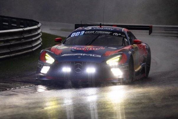 Max Verstappen Nordschleife'de gece yarışında zorlu hava koşullarına rağmen harika bir performans sergiliyor.