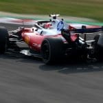 F1 aracı, enerjiye göre değişen arka lamba renkleriyle pistte
