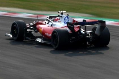 F1 aracı, enerjiye göre değişen arka lamba renkleriyle pistte