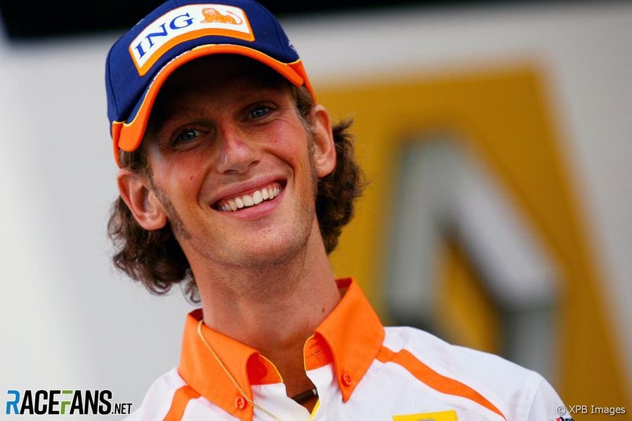 Romain Grosjean F1 aracıyla yarışırken, 125 karakter max