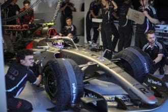 Audi Formula 1 motorundaki güvenilirlik sorunlarını gösteren detaylı bir görsel, 125 karakter max