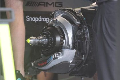 Formula 1 aracı virajda, köşe sırları önemini vurgulayan görsel