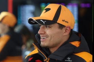 Lando Norris ve Jenson Button pistte konuşurken, Norris ve mental sağlık konusu öne çıkıyor.
