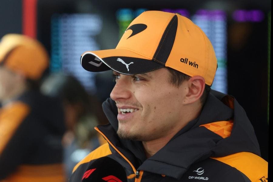 Lando Norris ve Jenson Button pistte konuşurken, Norris ve mental sağlık konusu öne çıkıyor.