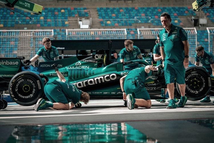 Aston Martin AMR26 pistte, takım çalışmaları devam ediyor
