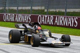 Emerson Fittipaldi efsanevi Lotus 72 aracıyla pistte, 125 karakter max