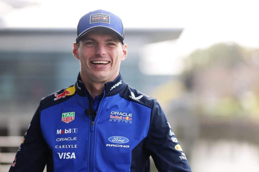 Max Verstappen, Kanada GP'sinde Red Bull aracıyla yarışırken, 120 karakter