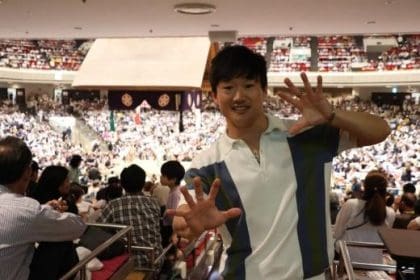 F1 pilotu Yuki Tsunoda sumo müsabakalarını izlerken