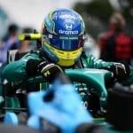 Fernando Alonso, oğlu Flavio ile birlikte padokta. Alonso'nun F1 hedefi oğlunu yarışırken görmek.