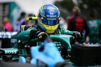 Fernando Alonso, oğlu Flavio ile birlikte padokta. Alonso'nun F1 hedefi oğlunu yarışırken görmek.
