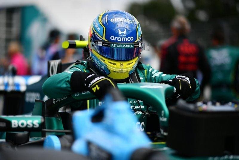 Fernando Alonso, oğlu Flavio ile birlikte padokta. Alonso'nun F1 hedefi oğlunu yarışırken görmek.