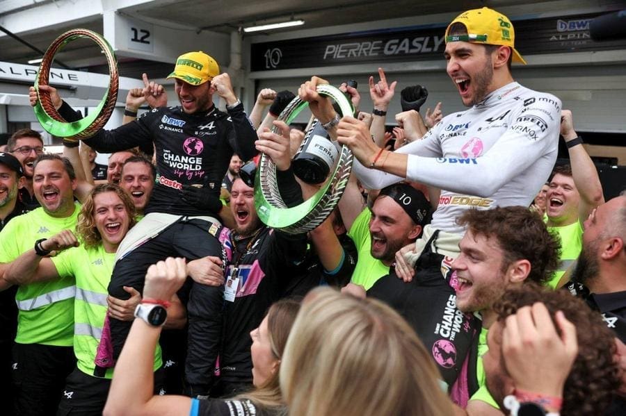 Esteban Ocon Brezilya GP Podyumu kutlaması, Alpine takımı ile birlikte.