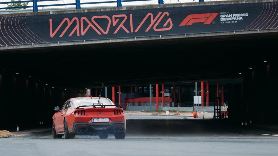 Carlos Sainz Madring pistinde ilk sürüşünü tamamlarken çekilmiş aksiyon dolu bir fotoğraf.