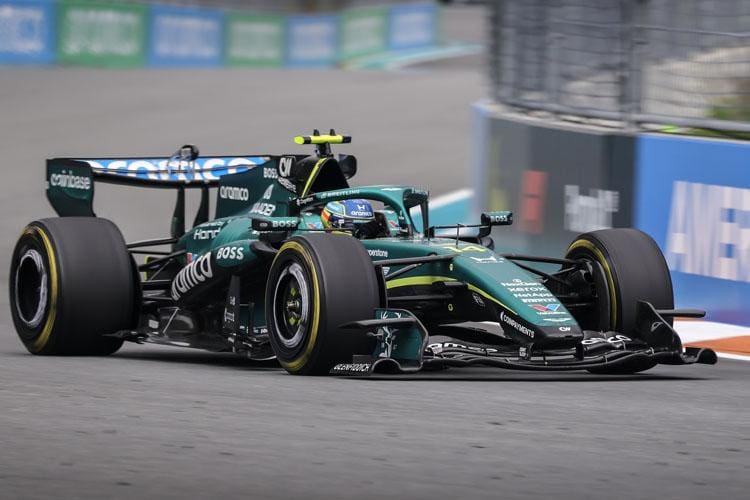 Fernando Alonso, Aston Martin AMR26B aracıyla Miami Grand Prix'sinde yarışırken.