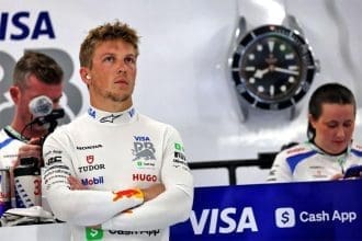 Liam Lawson'ın kaskıyla çekilmiş yakın plan fotoğrafı, Racing Bulls renklerinde, Liam Lawson istikrar arayışında.