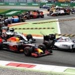 Daniel Ricciardo 2016 Red Bull aracıyla yarışırken, pistte aksiyon dolu bir an