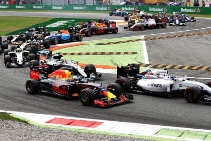 Daniel Ricciardo 2016 Red Bull aracıyla yarışırken, pistte aksiyon dolu bir an