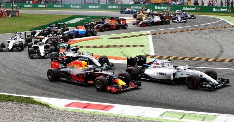 Daniel Ricciardo 2016 Red Bull aracıyla yarışırken, pistte aksiyon dolu bir an