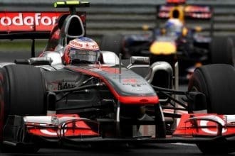 Jenson Button McLaren F1 aracıyla virajda, 2011 Kanada GP