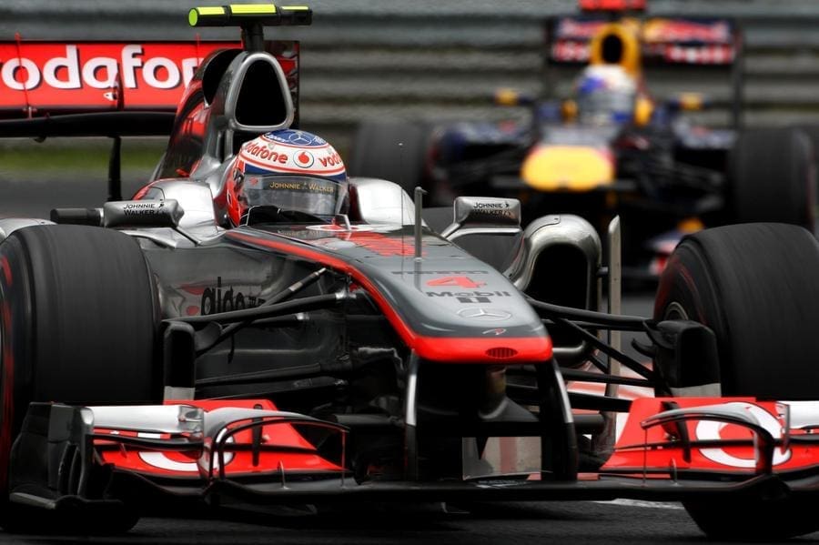Jenson Button McLaren F1 aracıyla virajda, 2011 Kanada GP