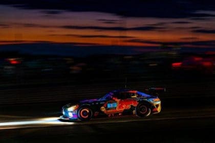 Max Verstappen, Nürburgring 24 Saat yarışında gece etabında liderliği geri alırken.