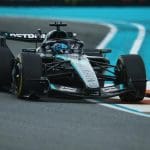 F1 pilotu araç içinde, pilotlar ve pist uyumsuzluğu konsepti