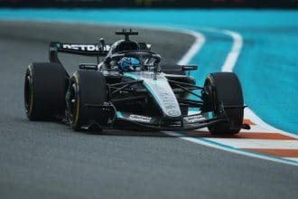 F1 pilotu araç içinde, pilotlar ve pist uyumsuzluğu konsepti