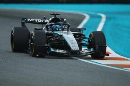 F1 pilotu araç içinde, pilotlar ve pist uyumsuzluğu konsepti