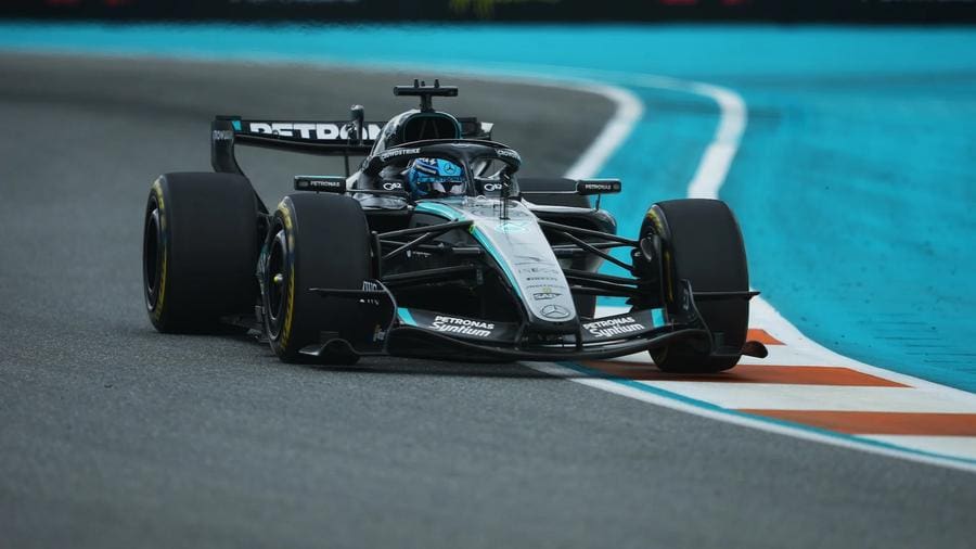 F1 pilotu araç içinde, pilotlar ve pist uyumsuzluğu konsepti