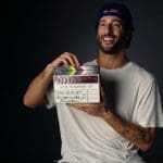 Daniel Ricciardo F1 aracıyla pistte, yarışa hazırlanıyor