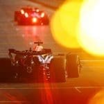 Las Vegas F1 yarışının gece görüntüsü, pist ışıklarla aydınlatılmış