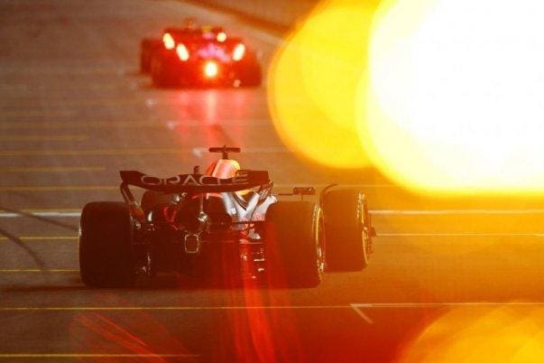 Las Vegas F1 yarışının gece görüntüsü, pist ışıklarla aydınlatılmış