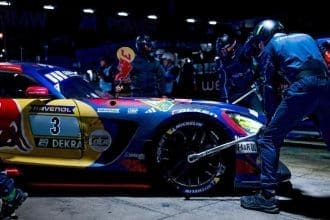 Max Verstappen'in aracı, Nürburgring 24 Saat yarışında tahrik mili arızası yaşadı.