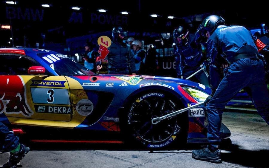 Max Verstappen'in aracı, Nürburgring 24 Saat yarışında tahrik mili arızası yaşadı.