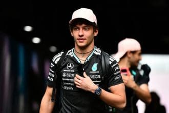 Kimi Antonelli pistte sürüş yaparken, yarış aracı ile birlikte