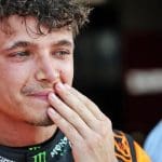 Lando Norris, Monako E-Prix'sinde Elektrikli GEN4'ü inceliyor, geleceğin yarış teknolojisi.