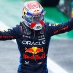 Max Verstappen, 2024 Brezilya GP'sinde birincilik kürsüsünde zaferini kutluyor.