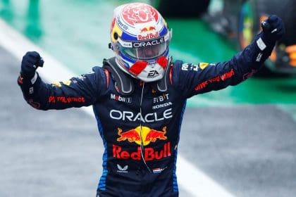 Max Verstappen, 2024 Brezilya GP'sinde birincilik kürsüsünde zaferini kutluyor.