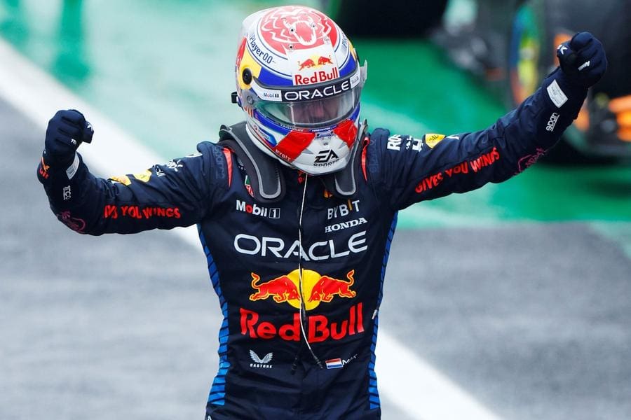 Max Verstappen, 2024 Brezilya GP'sinde birincilik kürsüsünde zaferini kutluyor.