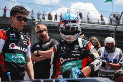 Alex Palou, 2026 Indy 500 sıralama turlarında pole pozisyonunu kazandı.