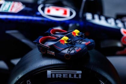Red Bull Crocs F1'den ilham alan özel tasarım terlik görseli.