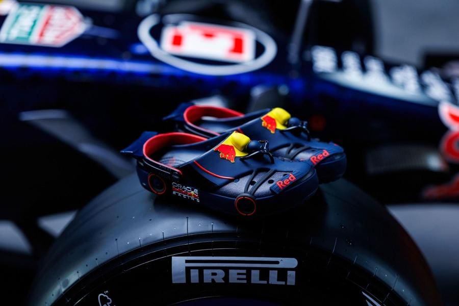 Red Bull Crocs F1'den ilham alan özel tasarım terlik görseli.